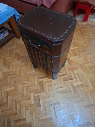 Comodino in stile libro