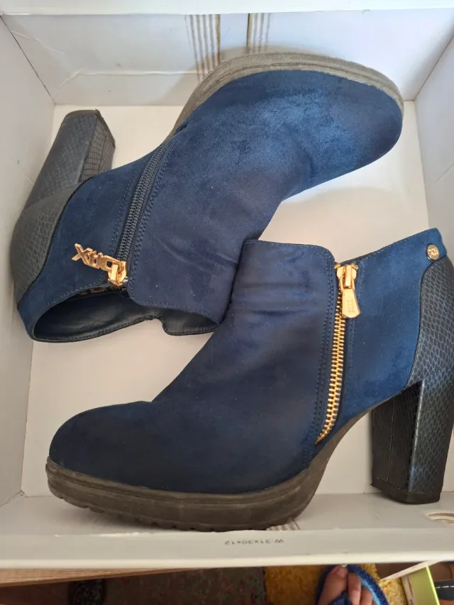 Botines Xti Azul Marino con Cremallera Dorada