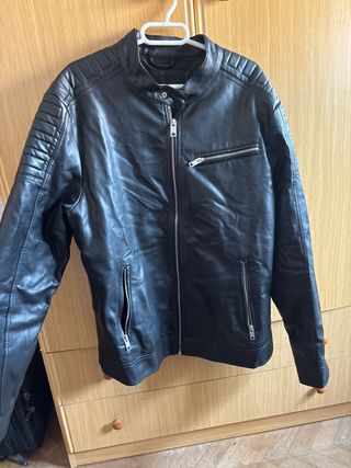 Chaqueta cuero Pull&Bear negra.