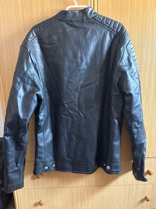 Chaqueta cuero Pull&Bear negra.