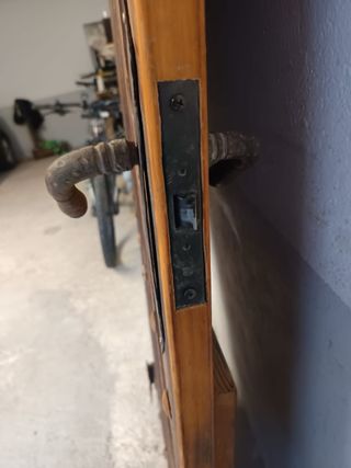 Puerta rústica de madera con herrajes