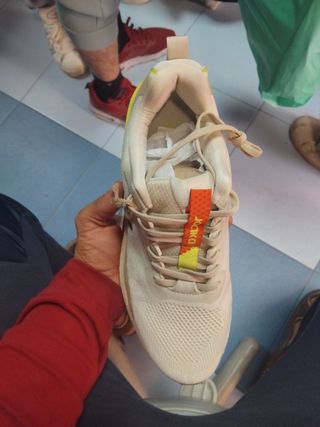 Zapatillas deportivas beige y amarillo