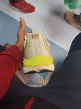 Zapatillas deportivas beige y amarillo