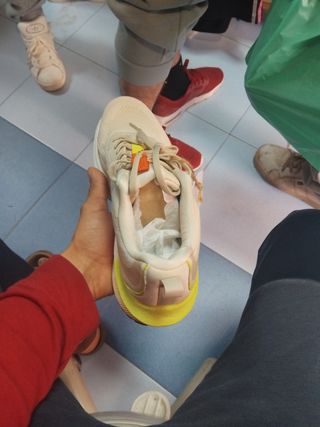 Zapatillas deportivas beige y amarillo