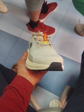 Zapatillas deportivas beige y amarillo