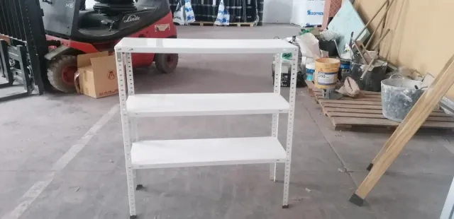 Estanterías metálicas blancas
