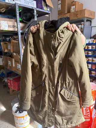 Parka verde con forro interior negro