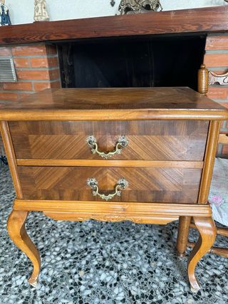 Mesita de noche antigua de madera