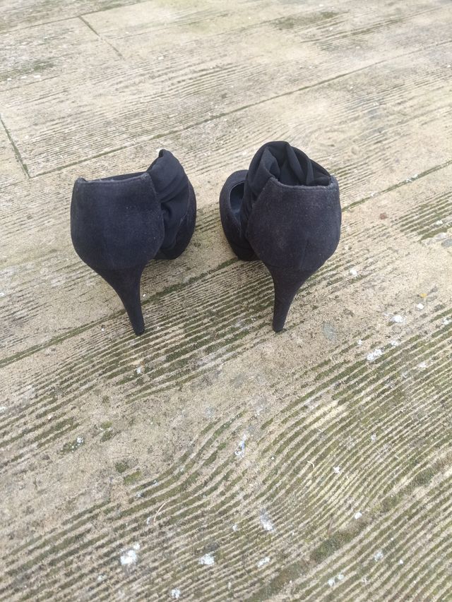 Zapatos de tacón negros para mujer
