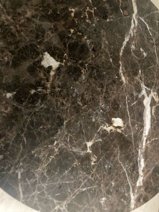 Mesa redonda mármol marrón betas blancas