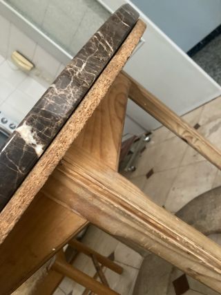 Mesa redonda mármol marrón betas blancas