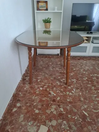 Mesa de madera con cristal incluido