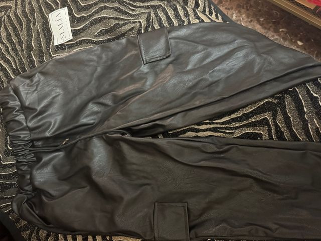 Pantalón cargo polipiel Malia Shop negro