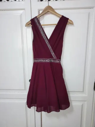 Vestido burdeos con pedrería