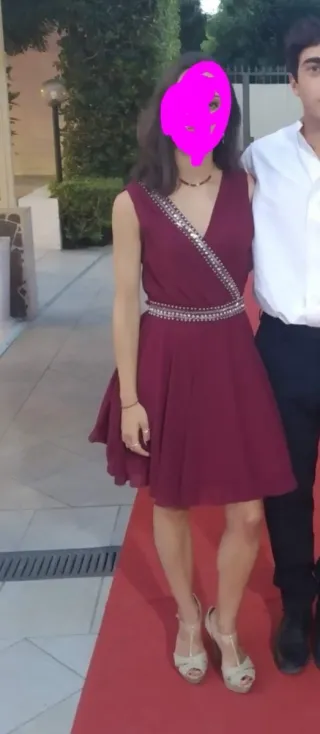 Vestido burdeos con pedrería