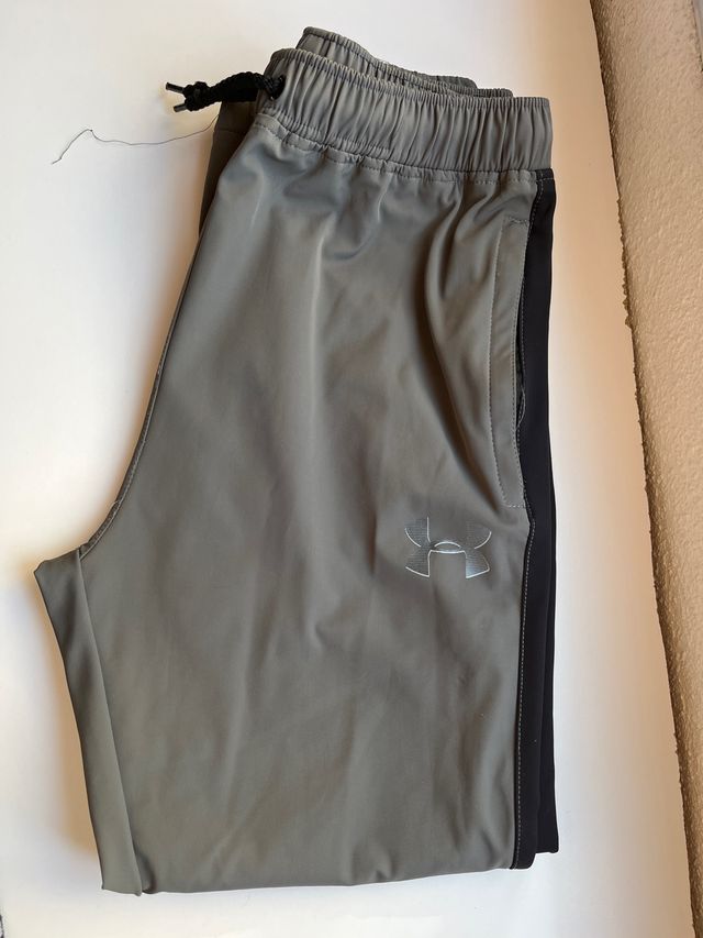 Pantalón chándal Under Armour gris y negro
