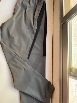 Pantalón chándal Under Armour gris y negro