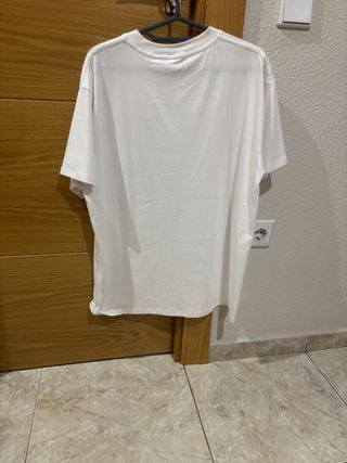 Camiseta Loewe con bolsillo y diseño

