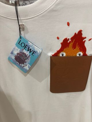 Camiseta Loewe con bolsillo y diseño
