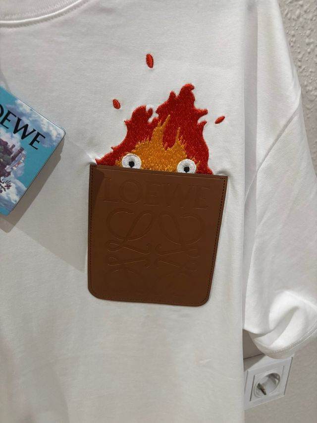 Camiseta Loewe con bolsillo y diseño
