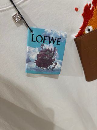 Camiseta Loewe con bolsillo y diseño
