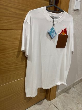 Camiseta Loewe con bolsillo y diseño
