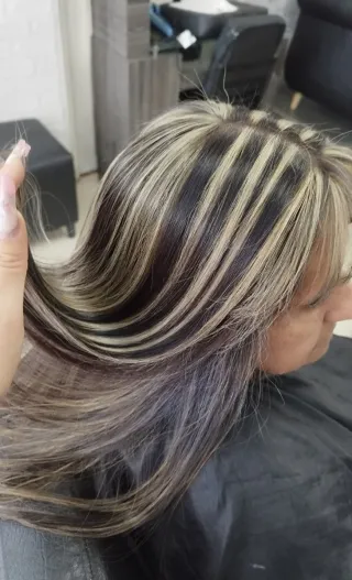 Estilista y manicurista