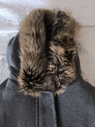 Abrigo niña gris con capucha