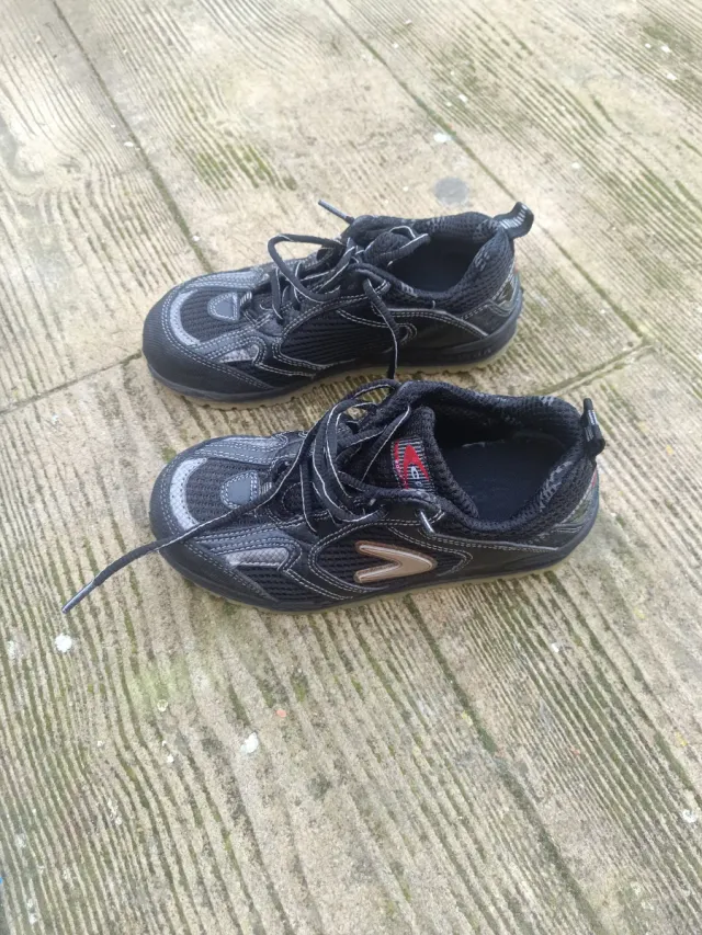 Zapatos de trabajo negros y grises