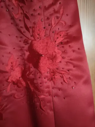 Vestido rojo largo con cola con bordado de flores 