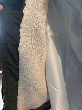 Abrigo de invierno verde con capucha