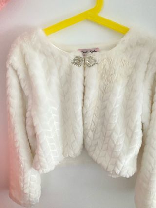 Bolero pelo blanco con broche