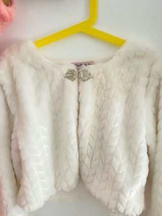 Bolero pelo blanco con broche