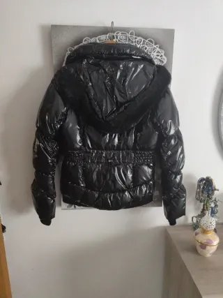 Chaqueta acolchada de plumas negra