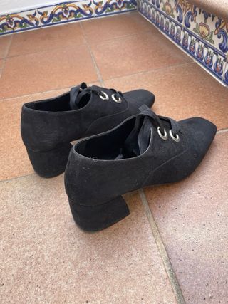 Zapatos de tacón negros con cordones