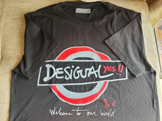 Camiseta Desigual Negra con Estampado