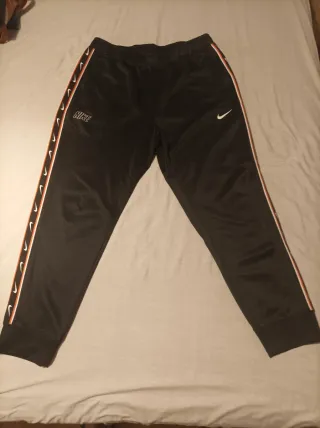 Pantalón Nike Negro con Logo
