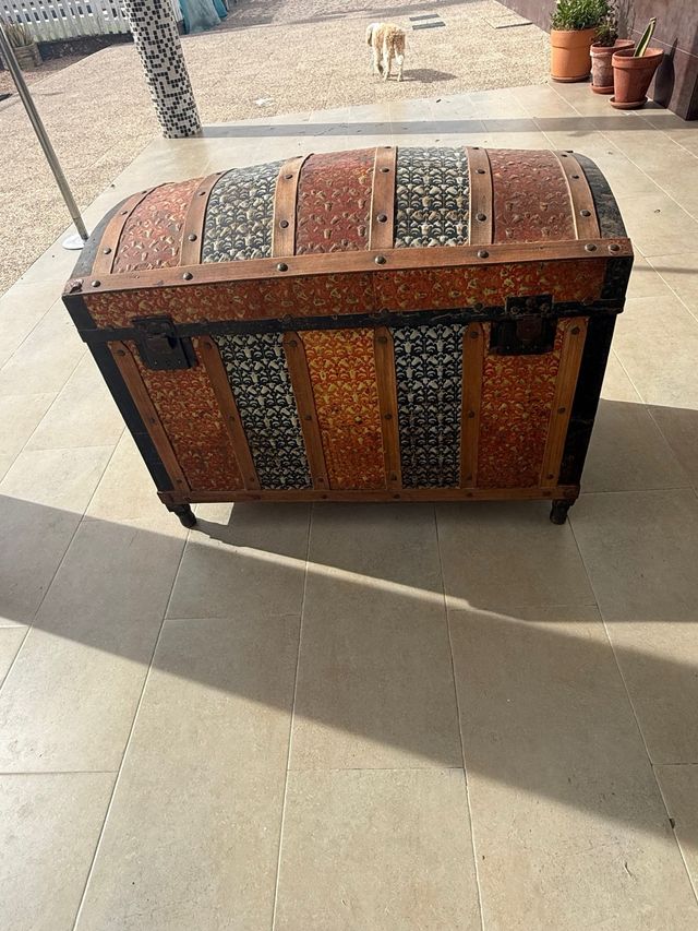 Baúl antiguo decorativo