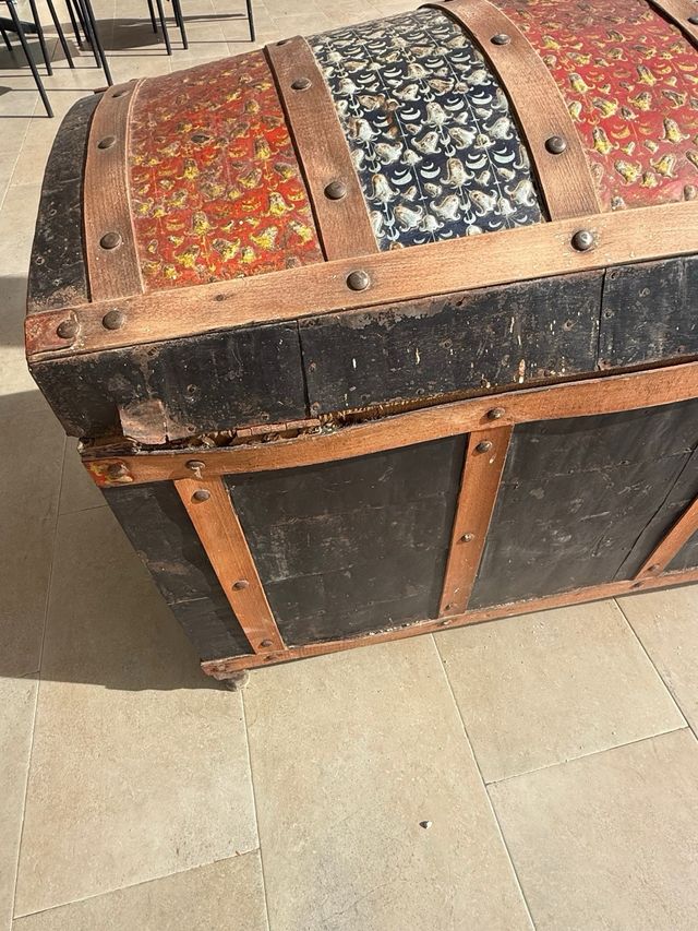 Baúl antiguo decorativo