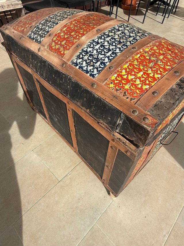 Baúl antiguo decorativo