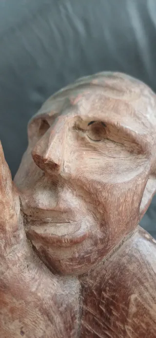 Torso masculino madeira S. Tomé e Príncipe erótico