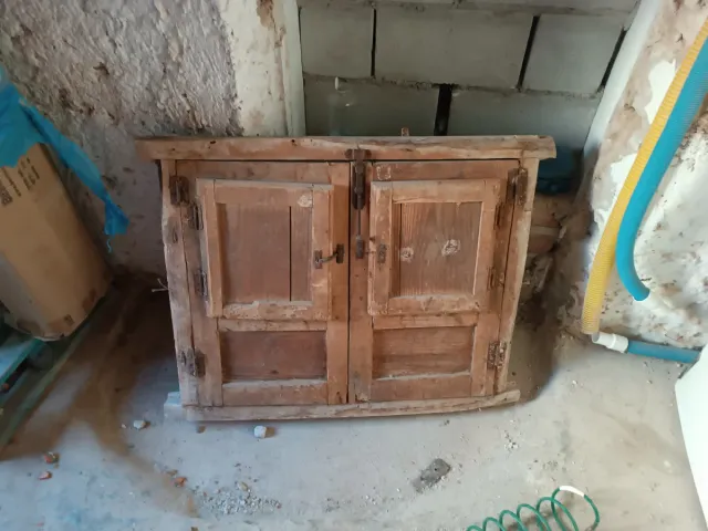 Ventanas antiguas de madera y malla