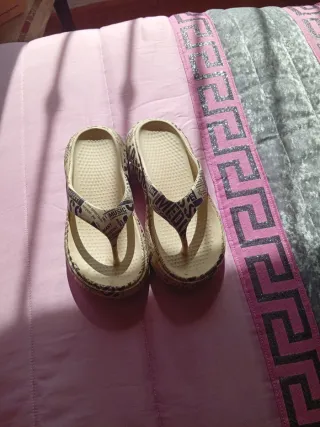 Chanclas playeras beige/multicolor nuevas