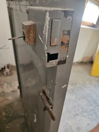 Regalo Puerta de hierro con reja y cristal