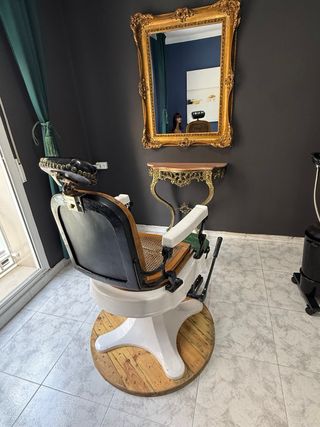 Silla de Barbero Antigua Triumph con Espejo
