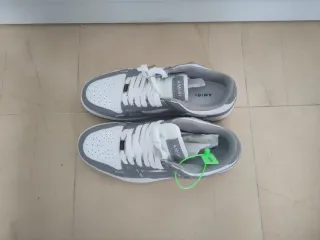 Zapatillas Amiri grises y blancas