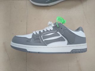 Zapatillas Amiri grises y blancas