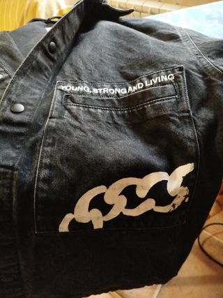 Cazadora vaquera negra con capucha