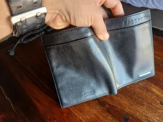 Cartera Pasaporte Fossil Negra
