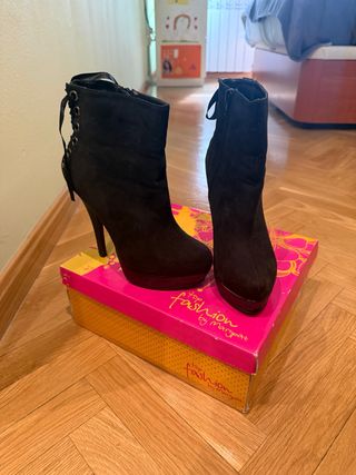 Botines negros con lazo